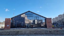 Már az ablakok is felkerültek a nagyváradi Várpiac újjáépítés alatt álló csarnokára